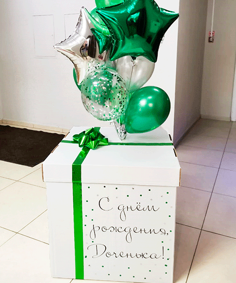 №32.11 Коробка с шарами 3200р.: коробка, 5 шаров и 2 звезды